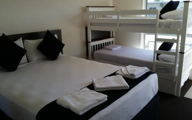 Dooleys Capella Tavern and Motel