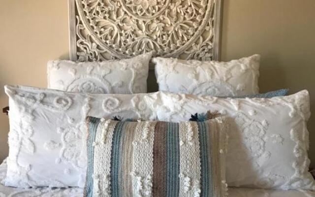 Paula's Place 8 Ti Tree Close Robe