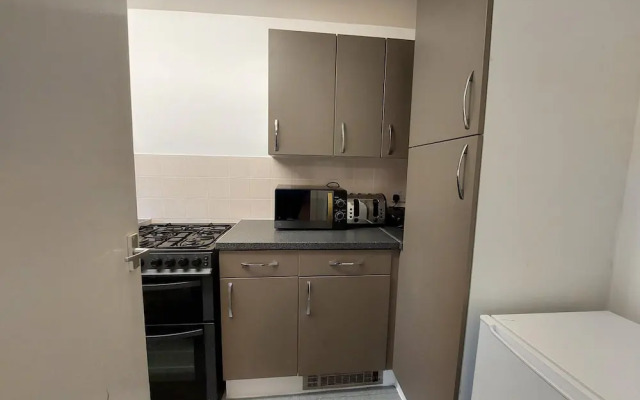 Lovely 2-bed House in the Heart of Woodhouse