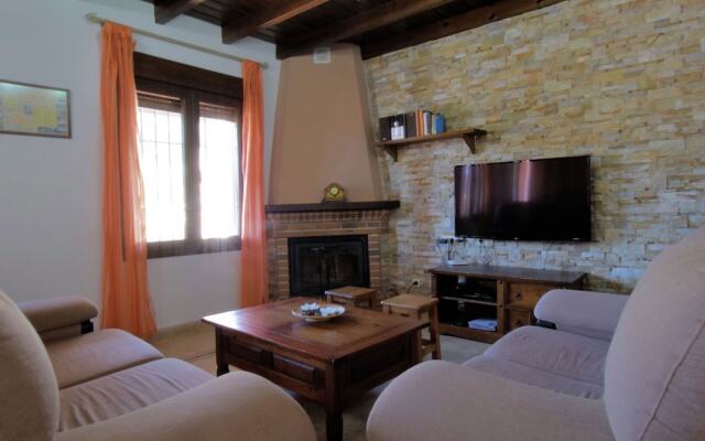 Spacious Villa in Sayalonga with Jacuzzi