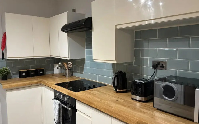 Oxford-house-sleeps 7-parking-garden