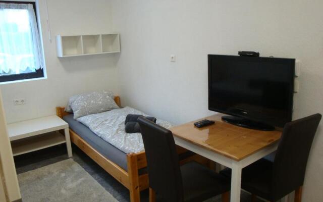 Cenet 1 Zimmer Apartment