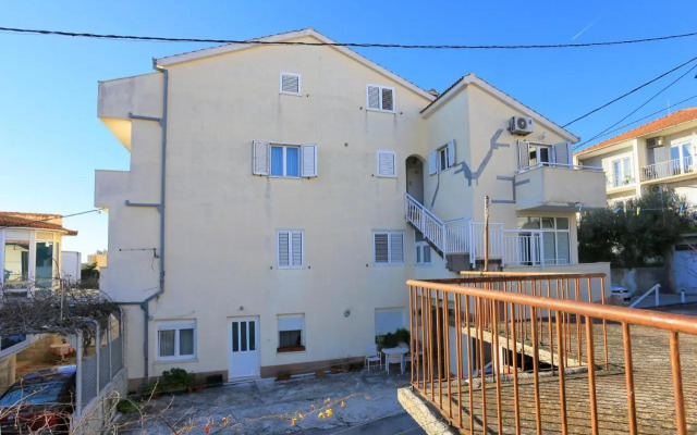Apartments with a parking space Split - 19039