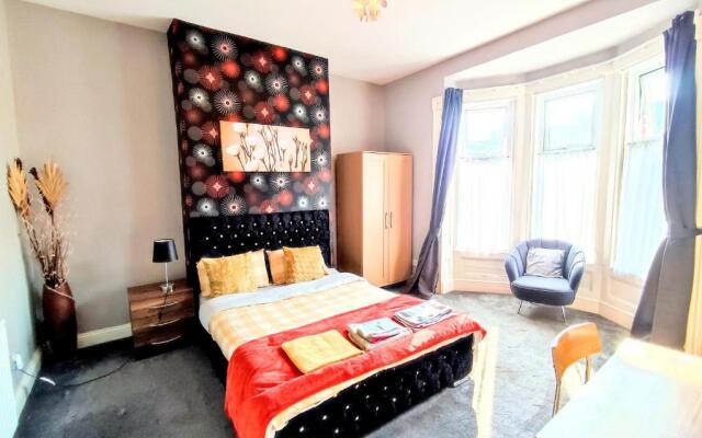Delightful Central, Seaside Apartment-with free parking