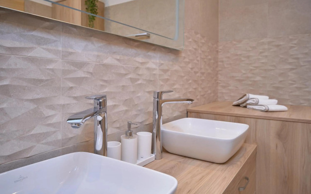 M Entire floor in a spacious house with pool