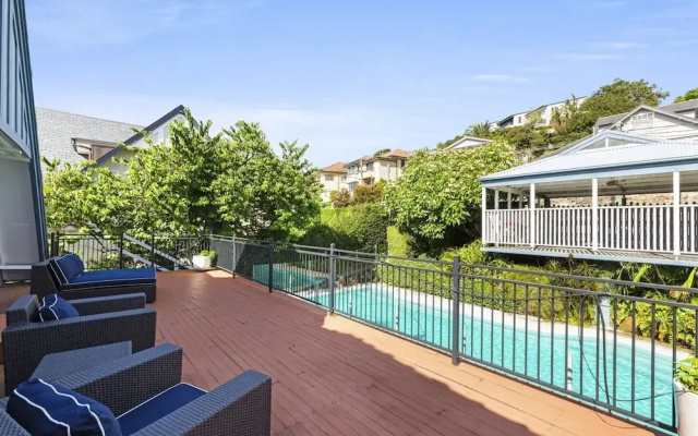 Poolside Stay - Close to Taronga Zoo & Luna Park