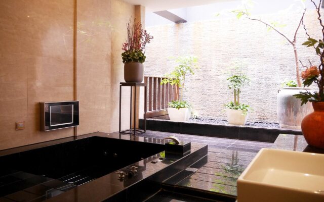 Moonshy Boutique Motel