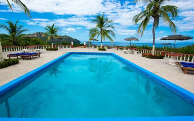 2BD Beauty With Big Pool - Walk to Beach