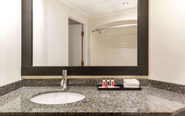 Travelodge by Wyndham Kingston LaSalle Hotel