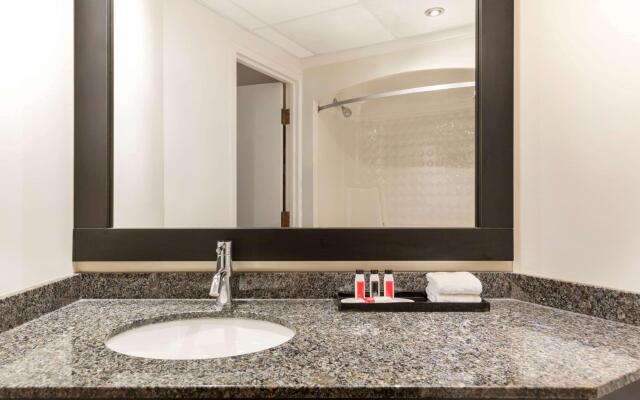 Travelodge by Wyndham Kingston LaSalle Hotel
