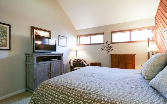 Aspen Creek #306 1 Bedroom Condo by RedAwning