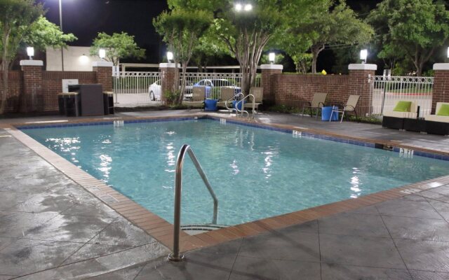 Holiday Inn & Suites Dallas-Addison by IHG