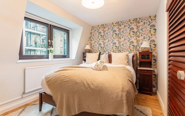 Spacious 2BR House by Madame Tussauds