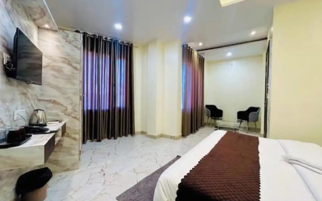 Hotel R K Palace