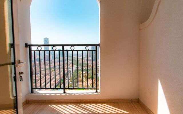 Lofty apt with panoramic view terrace