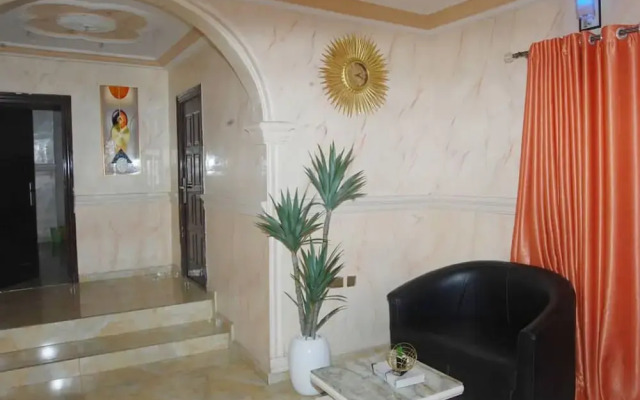 6 Bedroom Serviced Apartments In House in Benin