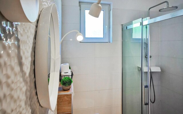 Amazing Apartment in Liznjan With Wifi and 2 Bedrooms