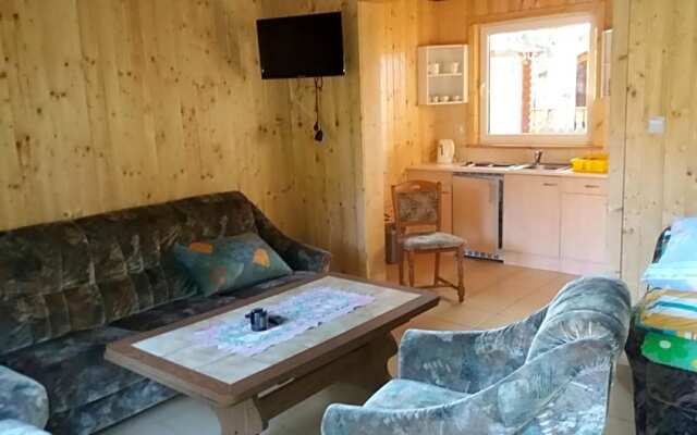 Domki nad jeziorem w Karłowicach