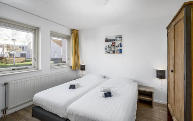 Bungalow in Renesse Near North Sea Beach