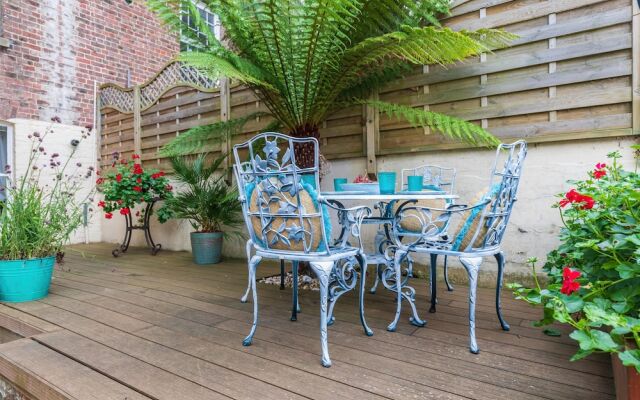 Seafront Apartment Private Garden & Free Parking