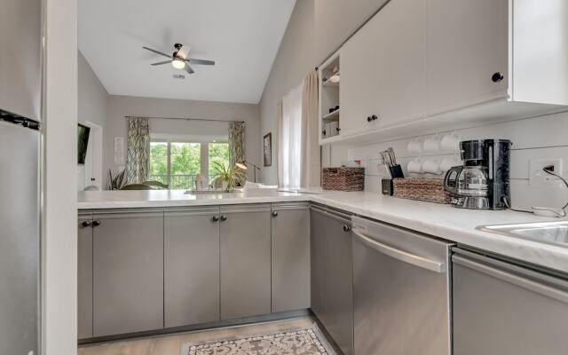 Treetop Haven 2 Bedroom Condo by Redawning