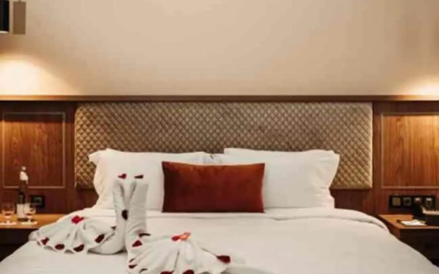 City Hotel by Waves