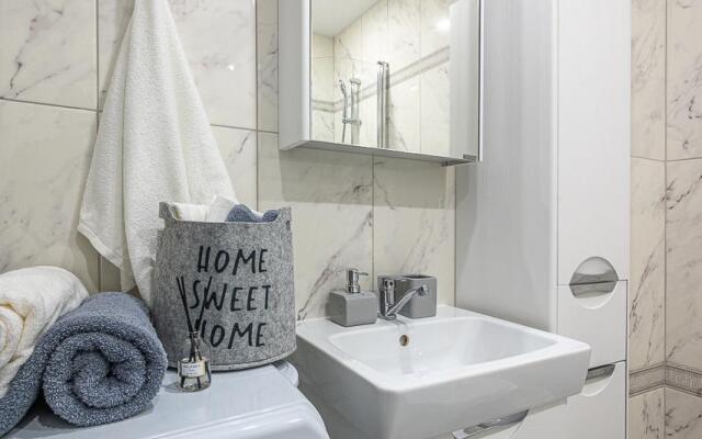 Лайт Апартаменты на улице Краснолесья 10/4