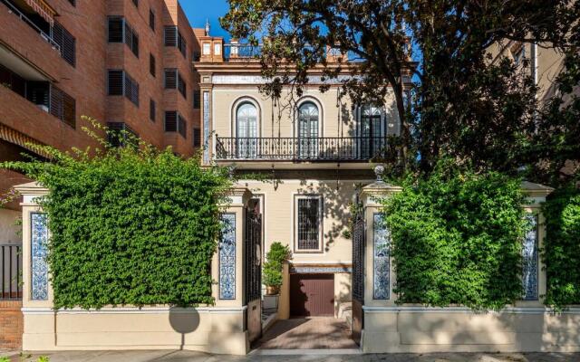 Villa Alfonso, Luxury Villa In Midtown, Parking