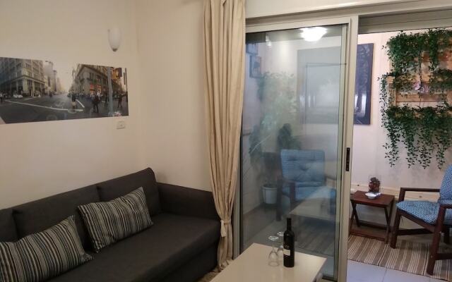 TLV Suites By The Sea - 2 Rooms