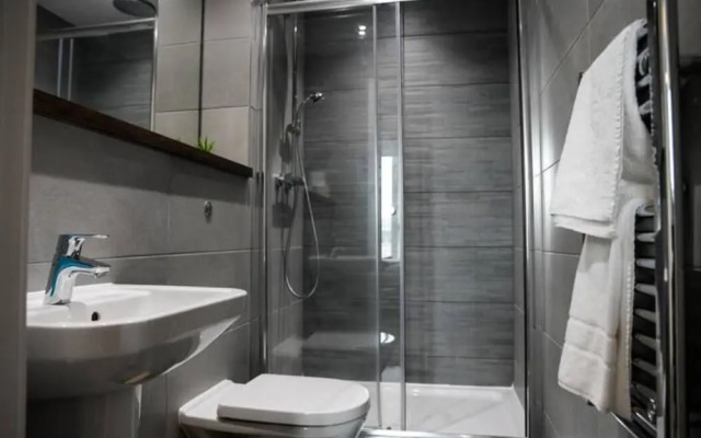 Spacious 2 Bedroom Flat with Balcony Close to Train Station