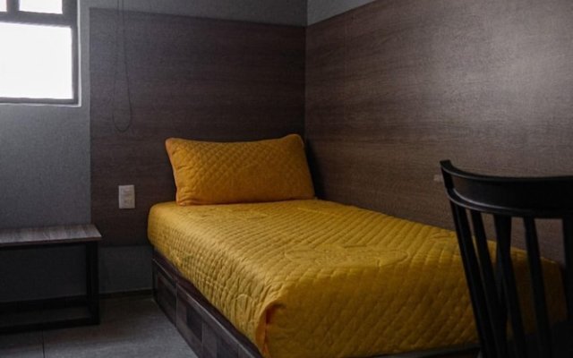 CHECK INN HOSTAL AEROPUERTO GDL - Hostel