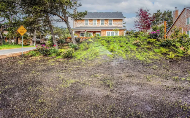 Modern Gearhart Getaway, Walk to Beach & Downtown!
