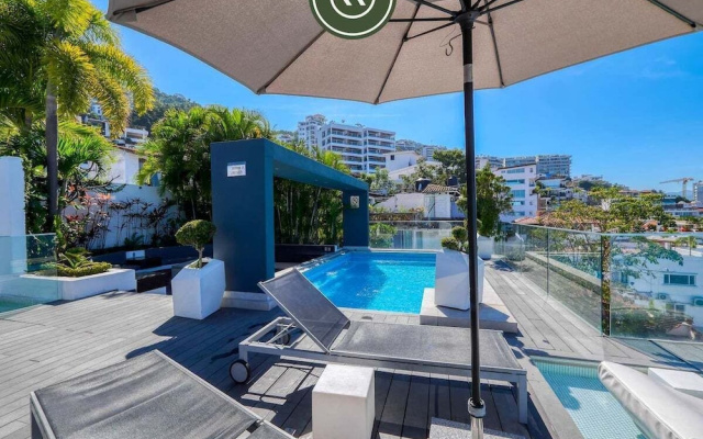 Stunning 2 BR Condo in Romantic Zone - Pool