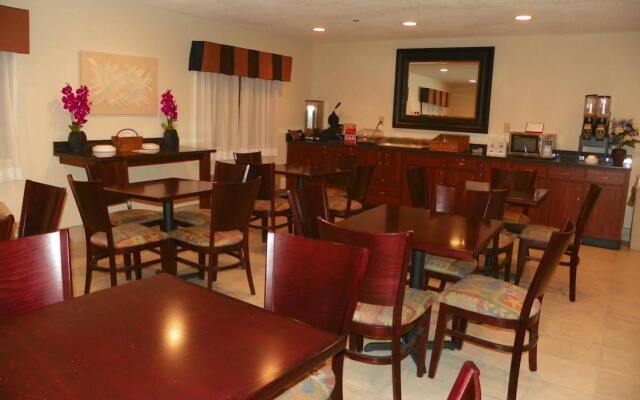 Royalton Inn & Suites