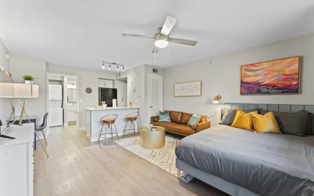 Charming Studio Close to Downtown and Domain