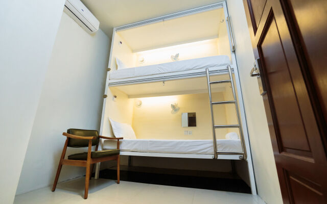 Tambayan Capsule Hostel & Bar
