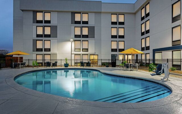 Hampton Inn Kansas City-Airport