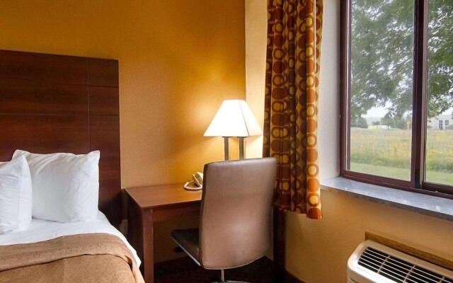 Super 8 by Wyndham Sturtevant/Racine