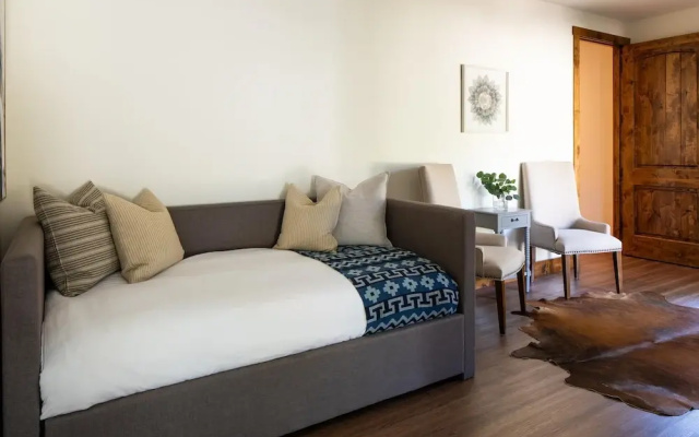 Emerson by AvantStay | Secluded Home - 125 Acres w/ Hiking, Hot Tub & Patio
