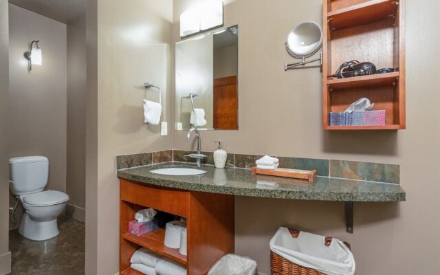 Luxury 3-Br Penthouse | INDOOR Pool & Hot Tub | Pool Table | 2 Decks + Mtn Views