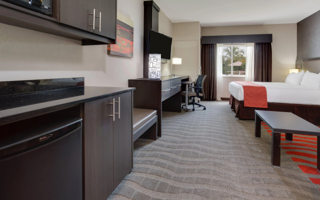 Holiday Inn Express & Suites Naples Downtown - 5th Avenue by IHG