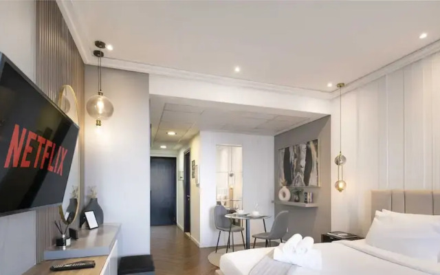 LUX The JLT Gold Crest Studio
