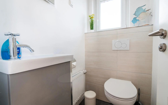 Ferienhaus Steuerbord mit Kamin, Terrasse und Boot