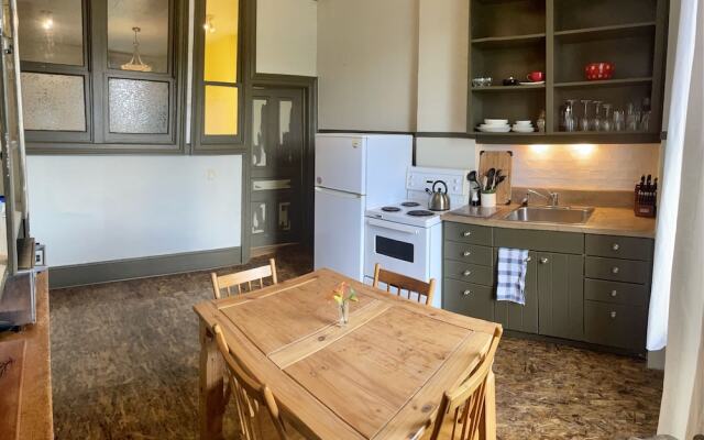 Stratford Suites - 32 Ontario St.