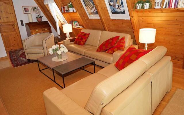 grosse sonnige Terrasse mit Markis