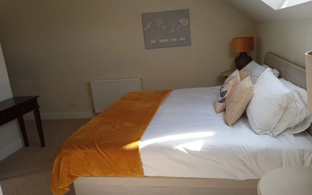 5 Bedrooms/sleeps 10-12/free Wifi & Parking/garden