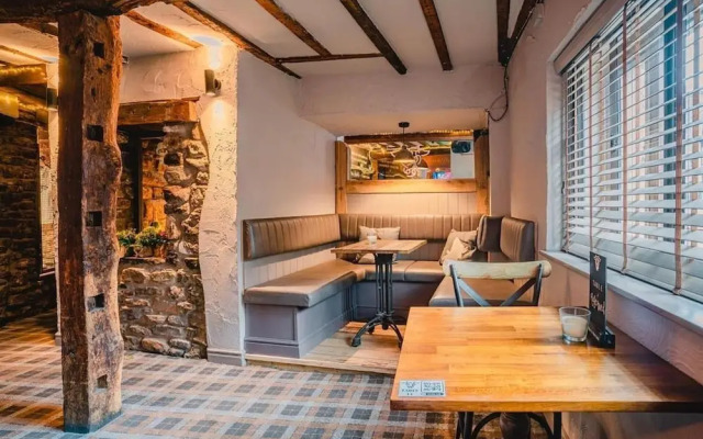 Charming 1-bed Loft in Caerleon