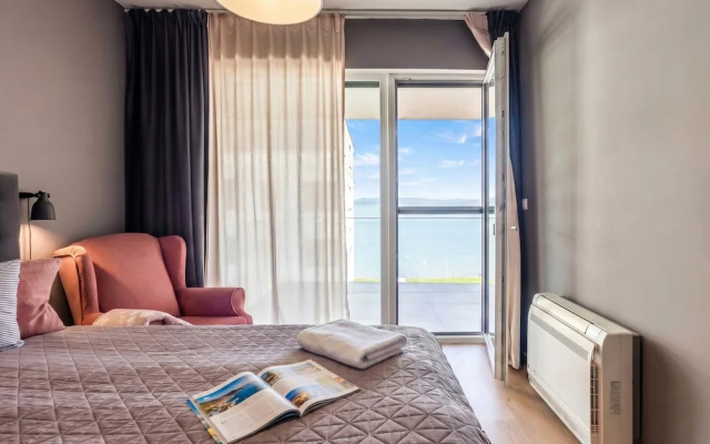 Lake Side Luxury – Steps to the Lake Lela