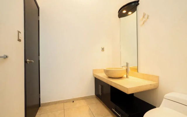 Spacious 5 Bedroom Oasis with Pool & BBQ