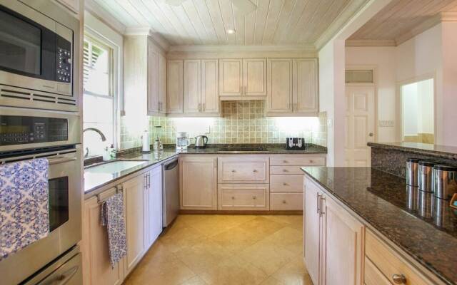 Ocean views apt with shared rooftop pool: Beacon Hill Surf by BSL Rentals